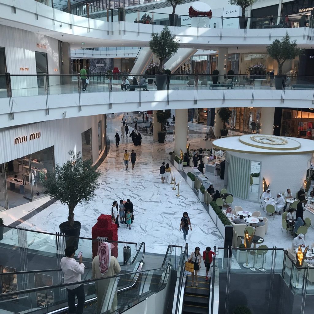 Foto de Dubai Mall Fashion Avenue Luxury Shopping Center in the