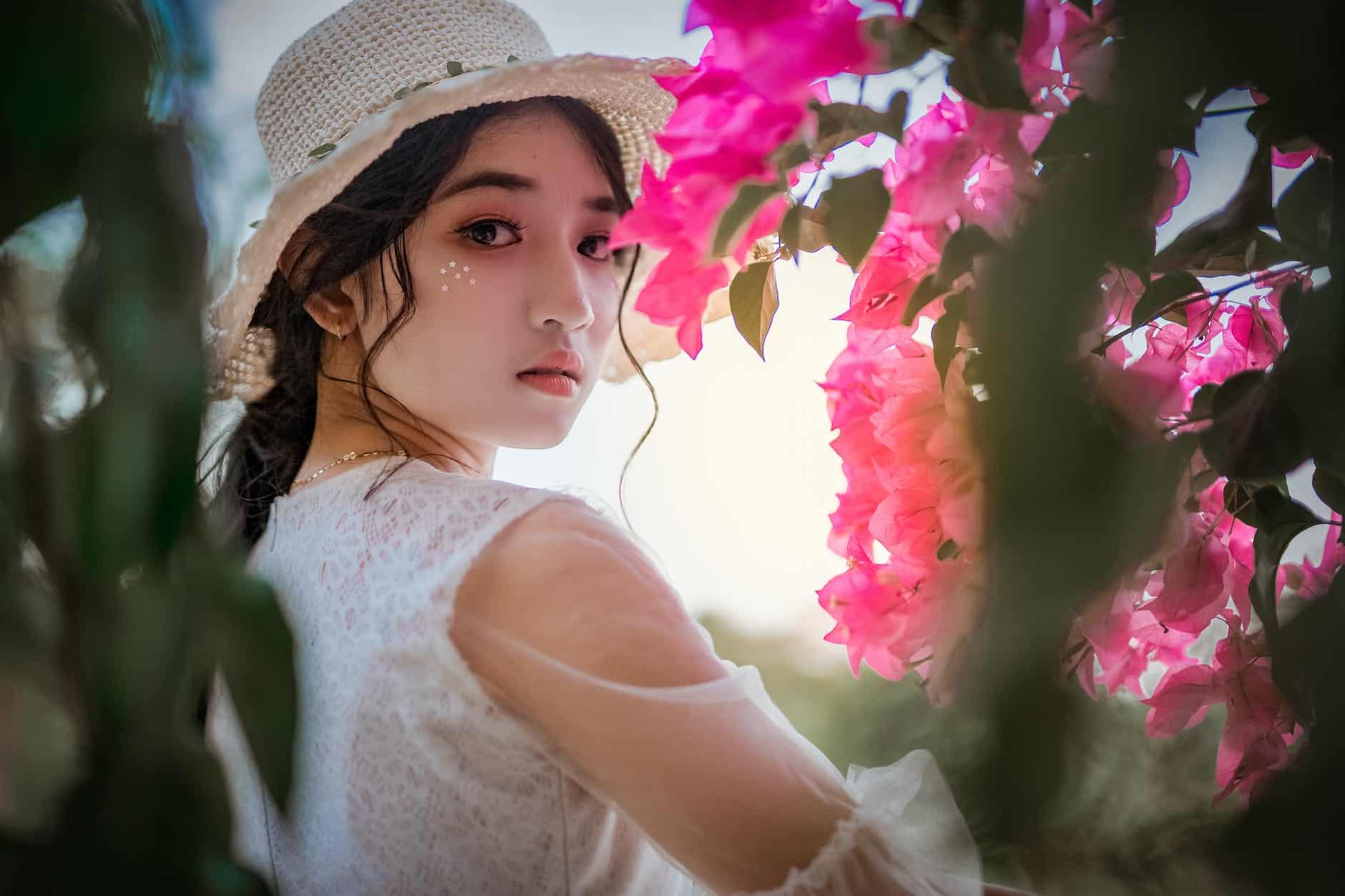 woman wearing sun hat
